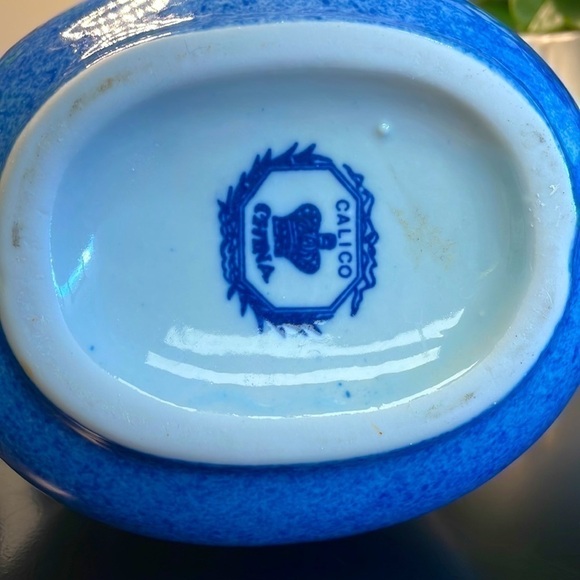 𝅺vintage Calico China, Blue Pitcher with rooster motif, 6 1/2 inches tall - Picture 3 of 3